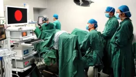 东西部协作下，赫章县中医医院如何突破高龄前列腺增生手术禁忌？对医疗发展有何意义？