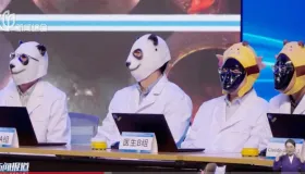 医院医生公众场合头戴面罩引疑问？竟是浦江医学人工智能大会 “人机大战” 压力所致？