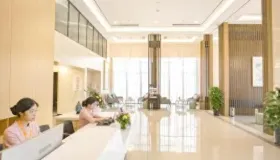 看病的人挤破头，医院却每天关 7 家？2025 医疗圈 “冰火两重天” 的真相