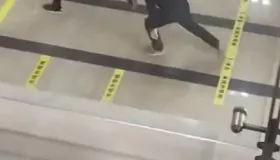 妻子产检遇男医生，丈夫情绪崩溃撞墙：“让人看了，不过了！”