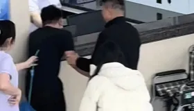 男子因妻子被男医生产检情绪失控撞墙，医院回应：诊疗规范，有女医护陪同