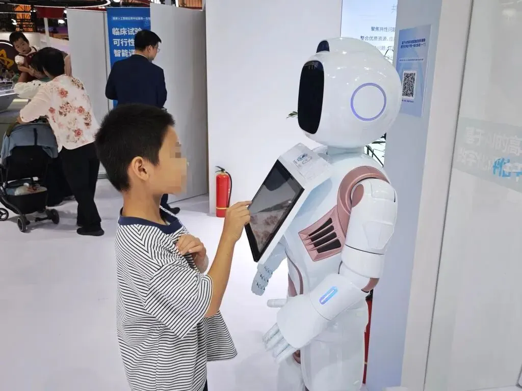 AI 医疗：优势与挑战并存，能否将生命托付给它？深度解析来了