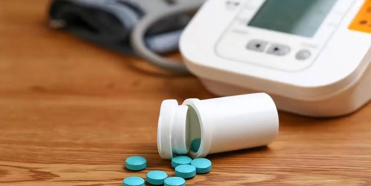 秋冬高血压患者需警惕!降压药背后隐藏的 8 个健康隐患与控压要点 秋冬高血压患者需警惕!降压药背后隐藏的 8 个健康隐患与控压要点