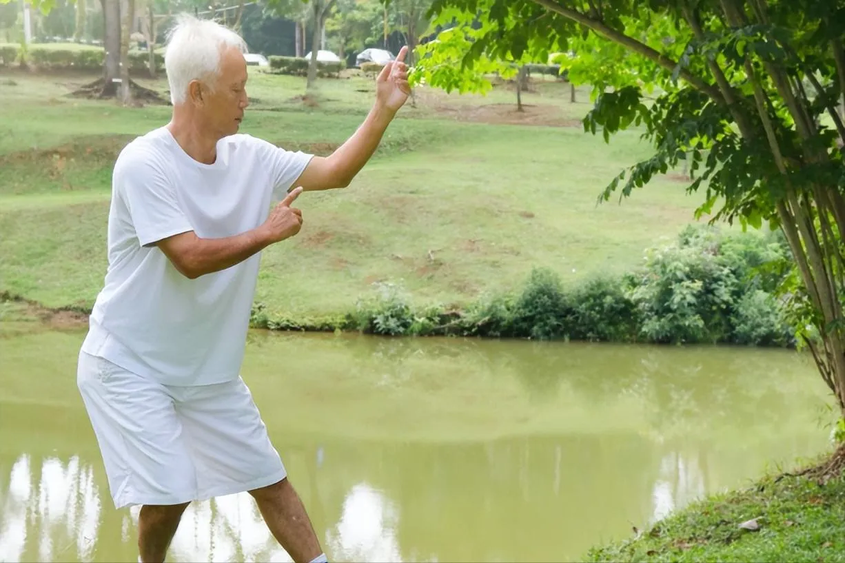 68 岁老人晨练引发热议：揭秘决定寿命的“长寿密码”，这 5 条忠告你做到了吗？