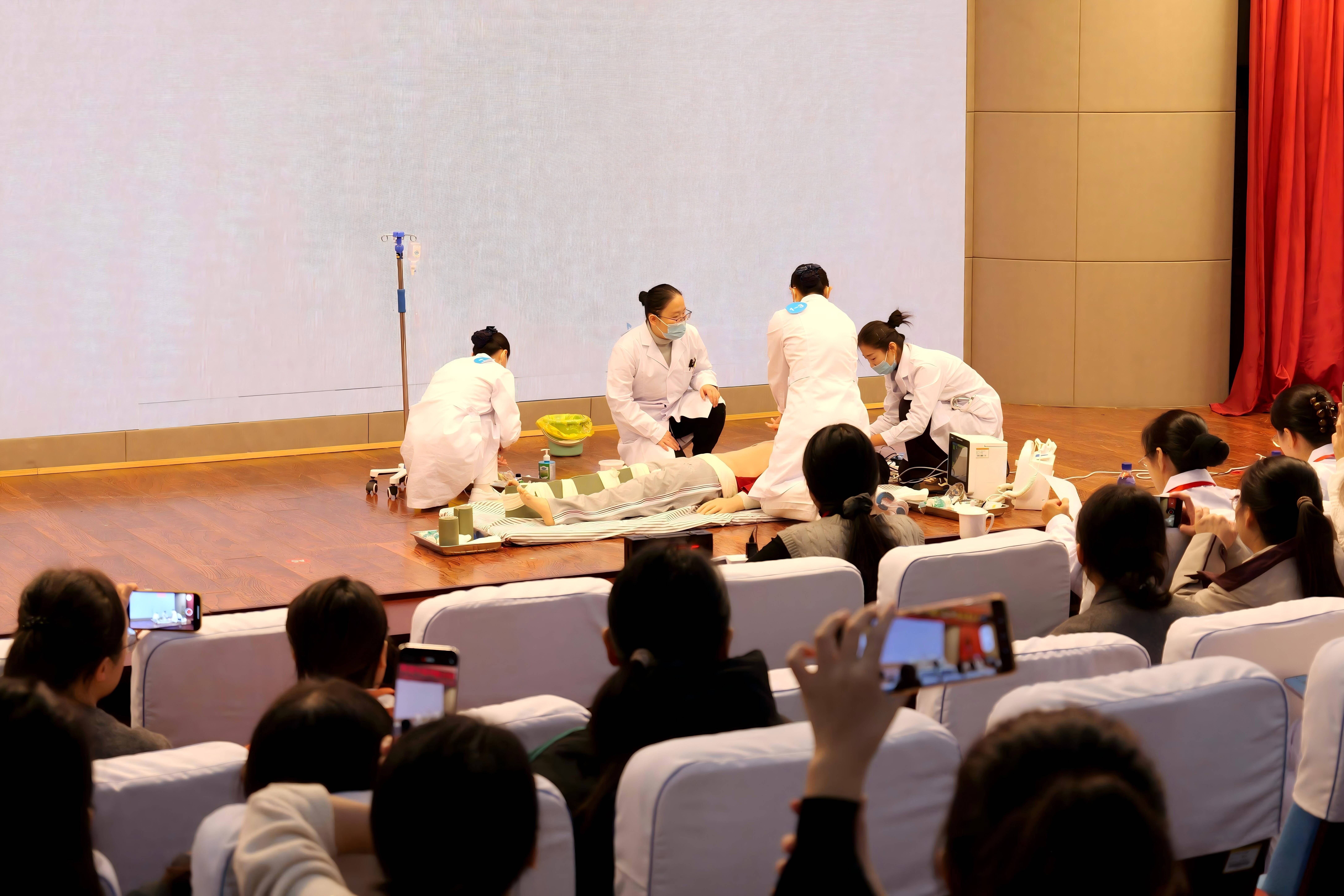 滨医附院代表队在 2025 山东省老年医学竞赛中斩获佳绩,团体个人双丰收 滨医附院代表队在 2025 山东省老年医学竞赛中斩获佳绩,团体个人双丰收