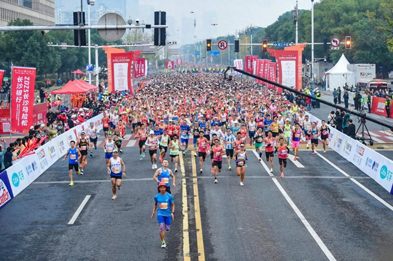 2025 长沙马拉松完赛 可孚医疗连续三年护航长马赛道 2025 长沙马拉松完赛 可孚医疗连续三年护航长马赛道