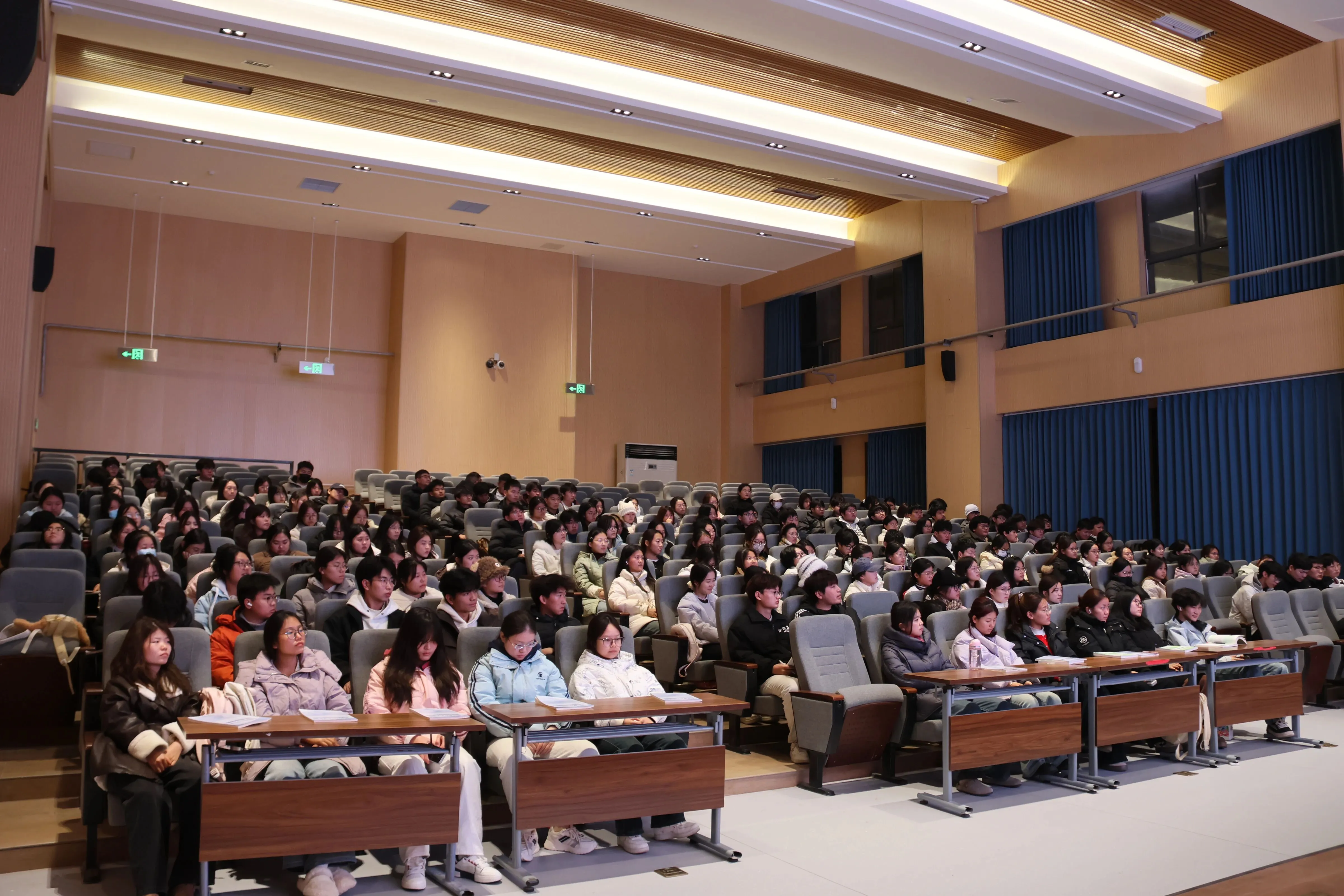 濮阳医学高等专科学校校长走上讲台为学生讲授思政课