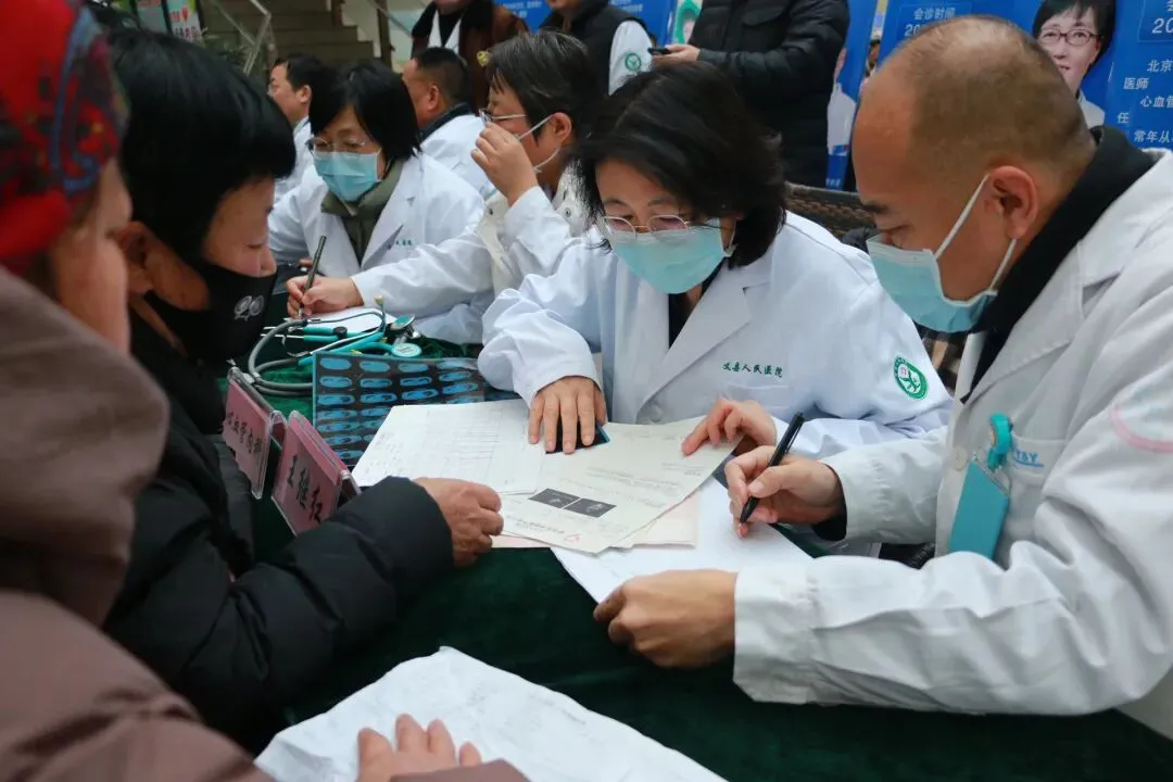 义县大型巡回义诊暨北京常春藤足球队健康公益行主题标题方案