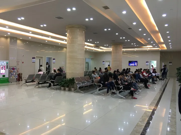 看病的人挤破头，医院却每天关 7 家？2025 医疗圈“冰火两重天”的真相