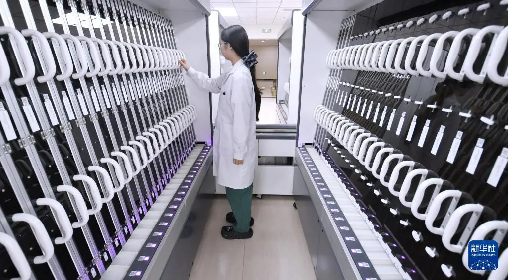 - 医疗智慧化加速！安贞医院 25 款医疗机器人上岗，A 股港股医疗板块同步走强