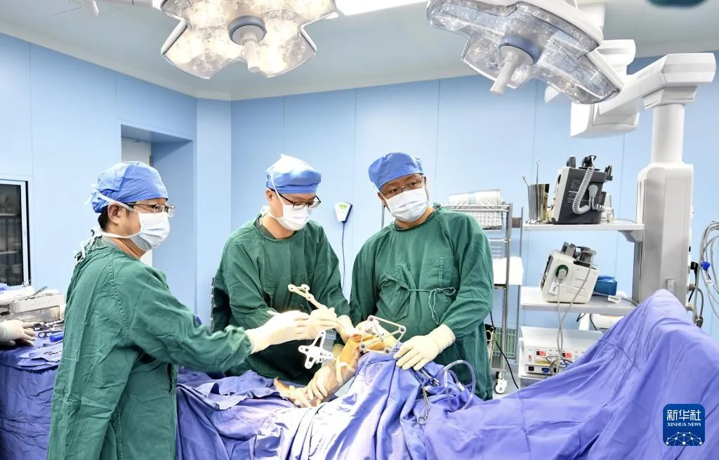 - 医疗智慧化加速！安贞医院 25 款医疗机器人上岗，A 股港股医疗板块同步走强