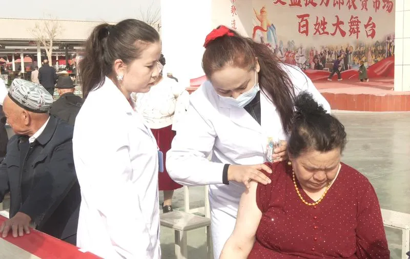 赶巴扎也能看名医！麦盖提县中医医院把“专家号”搬进农贸市场，群众点赞：太方便了！