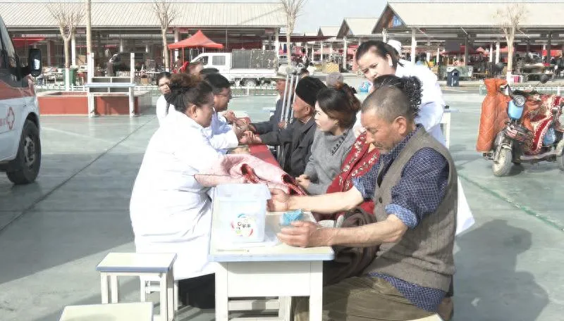 赶巴扎也能看名医！麦盖提县中医医院把“专家号”搬进农贸市场，群众点赞：太方便了！