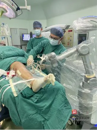 福州大学附属省立医院为 12 岁“长短腿”男孩实施了什么手术？手术效果如何？