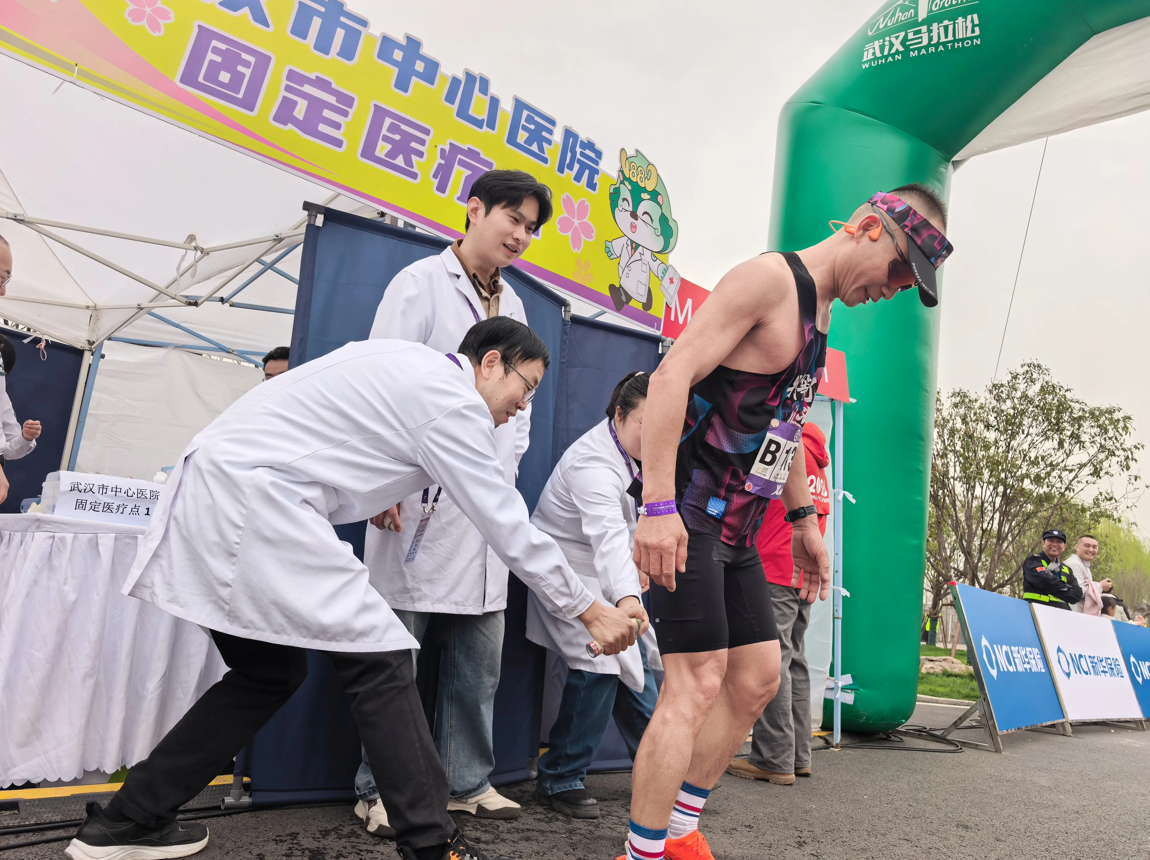 2026 武汉马拉松开跑，武汉市中心医院百余名医护人员如何保障选手安全？