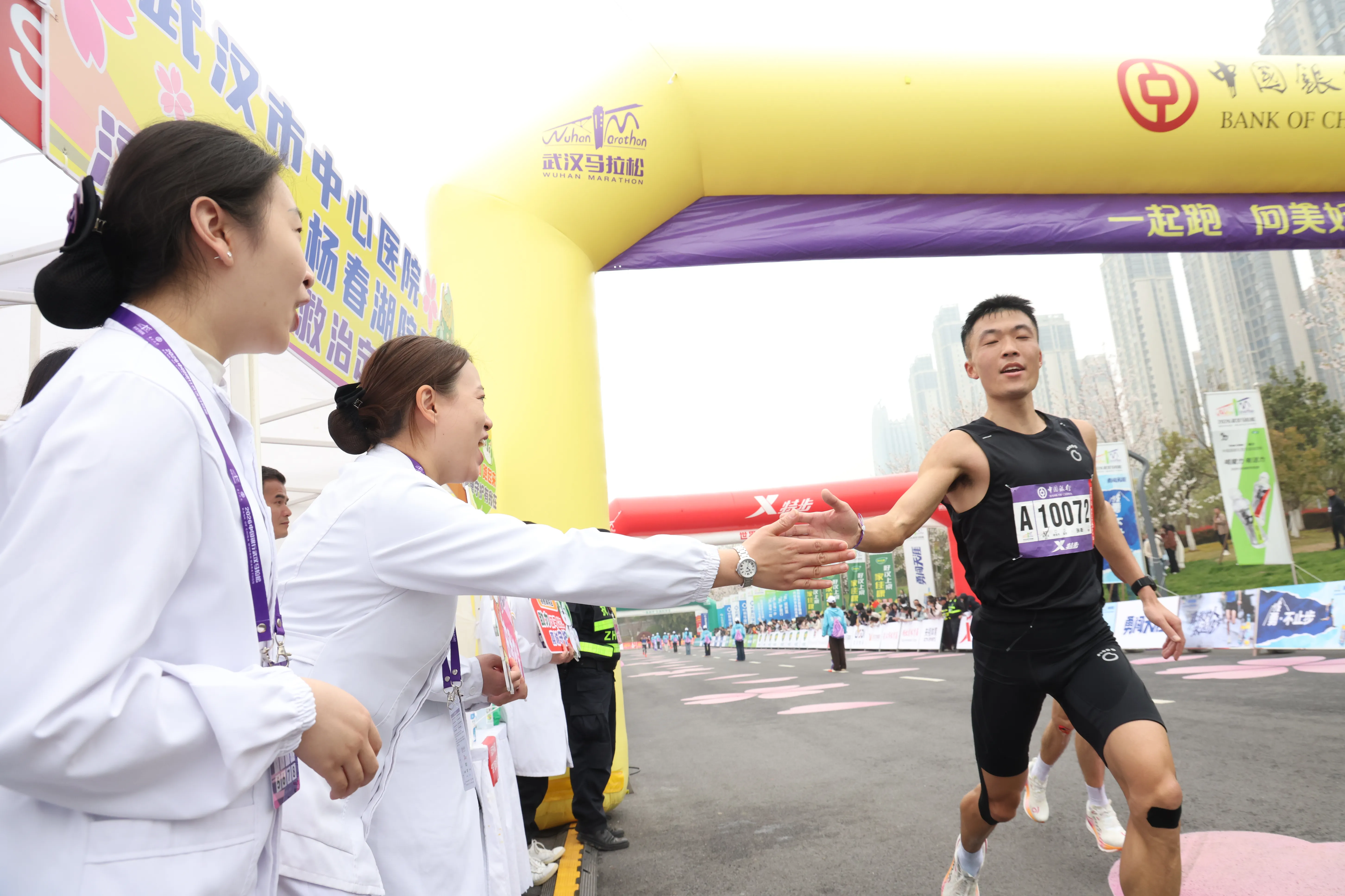 2026 武汉马拉松开跑，武汉市中心医院百余名医护人员如何保障选手安全？