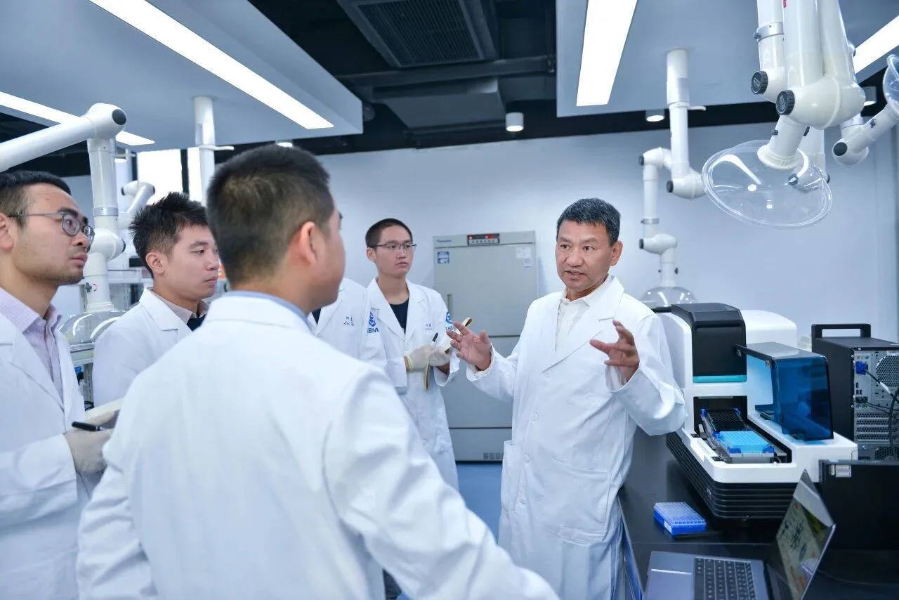 斩获 20 余项国际大奖，谭蔚泓院士深耕分子医学，赋能精准诊疗