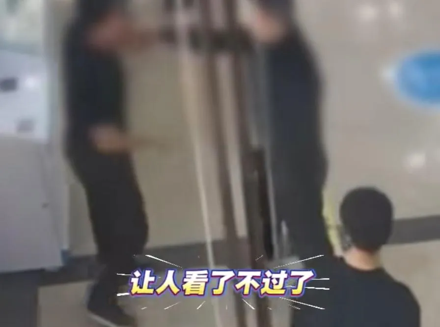 妻子产检遇男医生，丈夫情绪崩溃撞墙：“让人看了，不过了！”