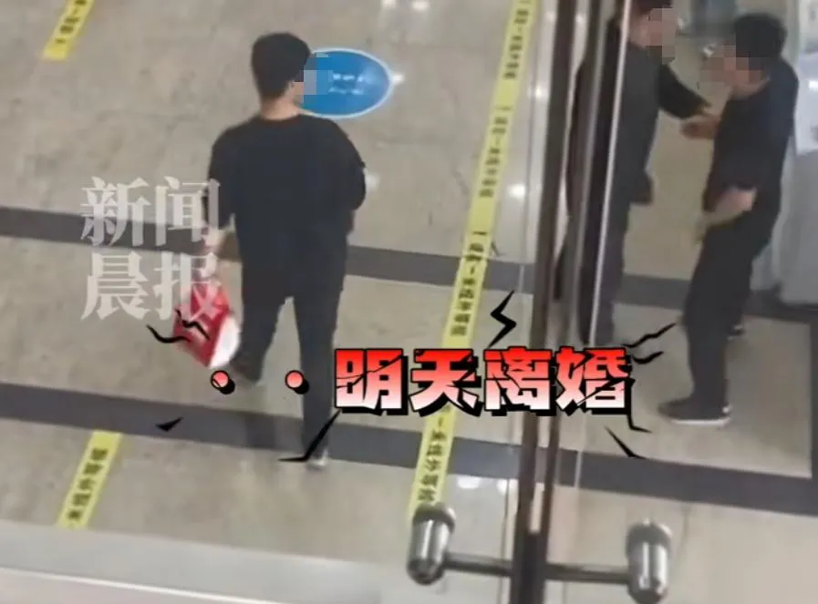 妻子产检遇男医生，丈夫情绪崩溃撞墙：“让人看了，不过了！”