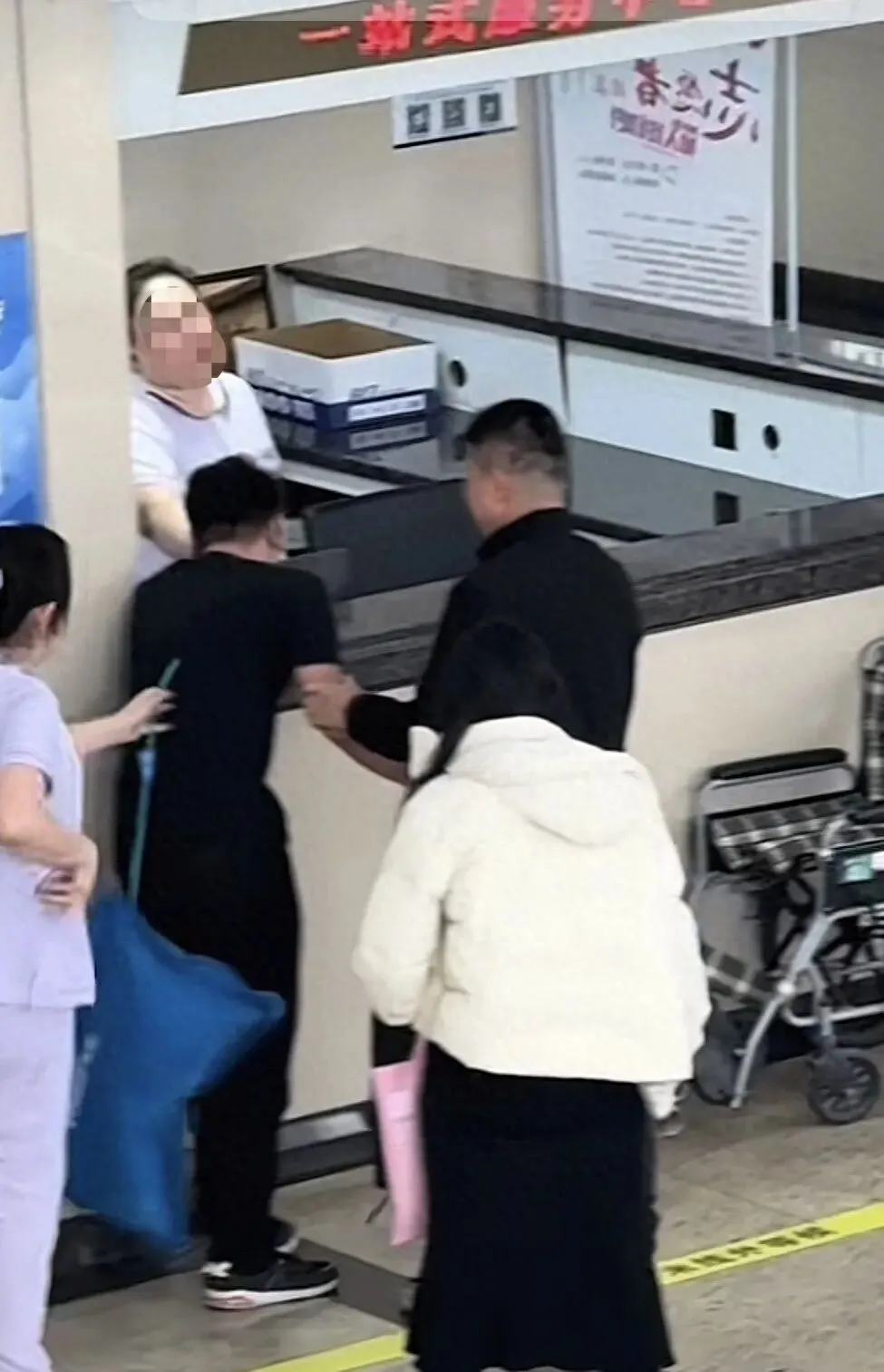 男子因妻子被男医生产检情绪失控撞墙，医院回应：诊疗规范，有女医护陪同