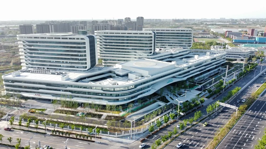 5 动新未来|腕间藏暖意 医心护新城——济南起步区五年医疗蝶变记